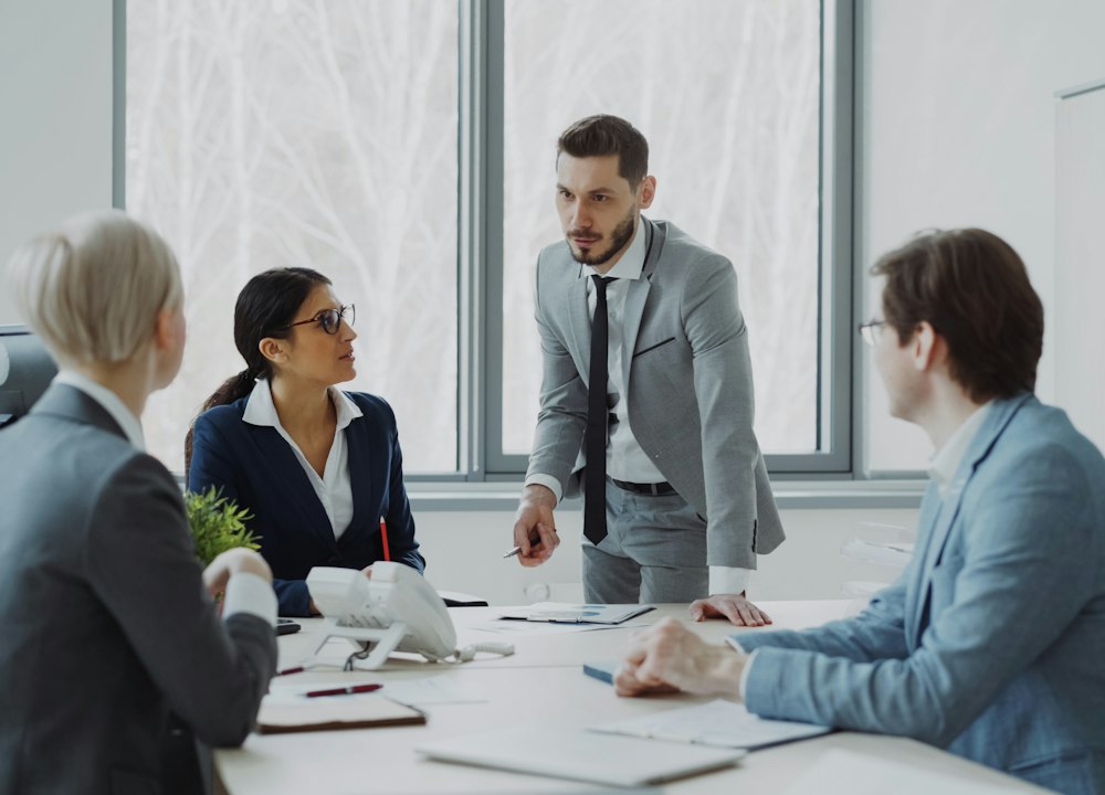 Reunião de trabalho em sala corporativa